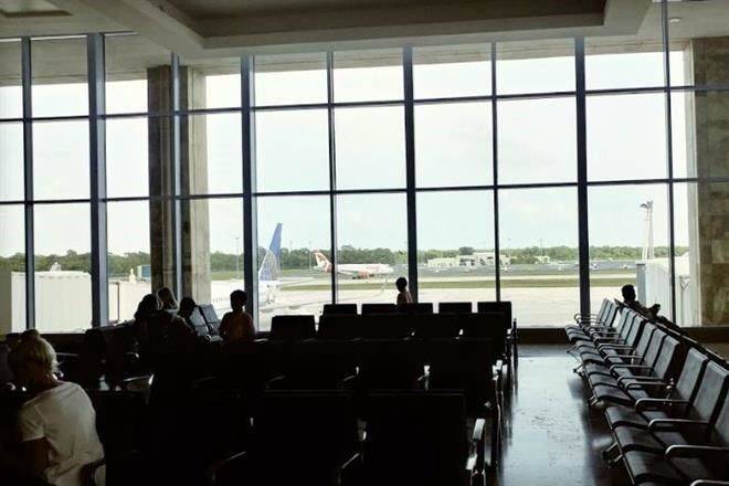 Retienen a rumanos en aeropuerto de Cancún