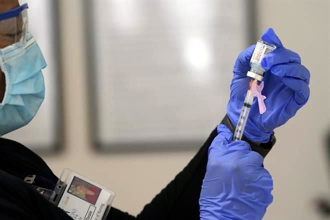 Harán GSK y CureVac vacunas contra variantes de Covid