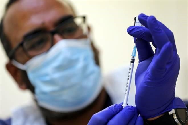 Combinarán vacunas de Pfizer y AstraZeneca