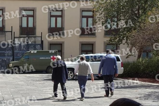 Hace AMLO caminata dentro de Palacio