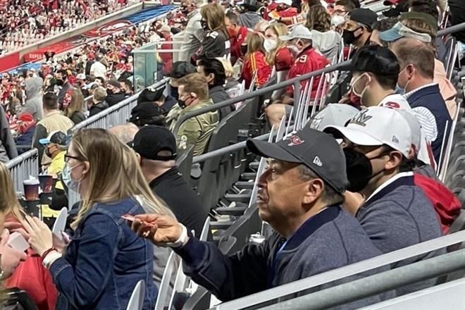 Cesa Edomex a dos funcionarios por ir al Super Bowl