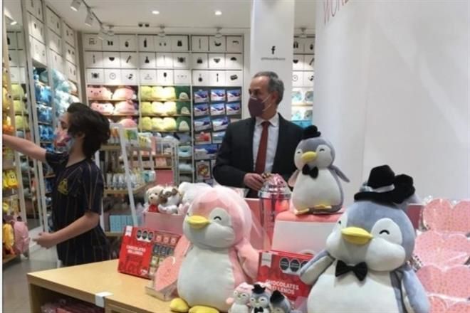 Aprovecha Gatell reapertura de tiendas… con cubrebocas