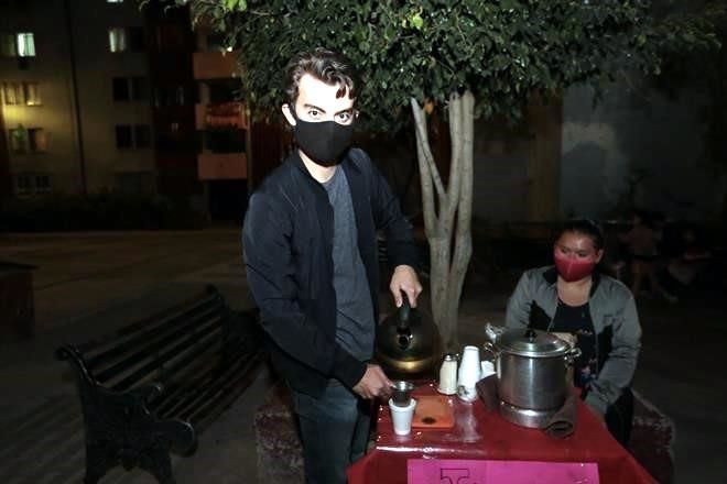 Va de actor a vender tamales por pandemia