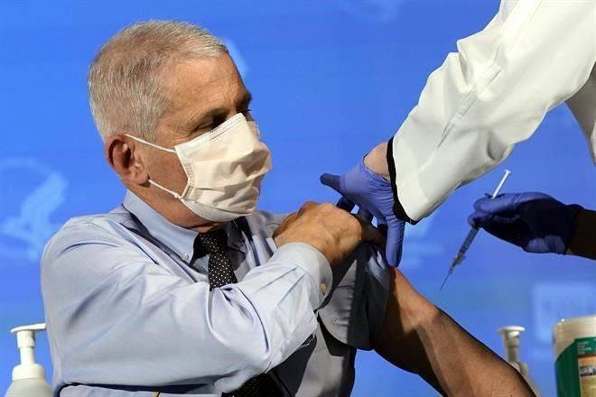 Prevé Fauci vacunas para todos en EU en abril