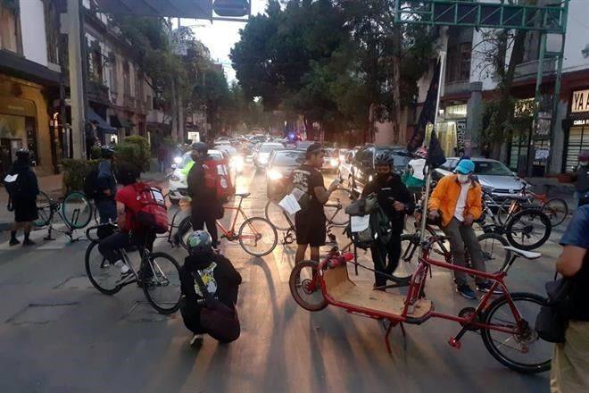Bloquean ciclistas Insurgentes y Álvaro Obregón