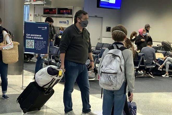 Huye Ted Cruz de crisis en Texas… a Cancún