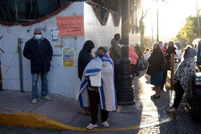 Sorprende a ancianos retiro de puestos de vacunas