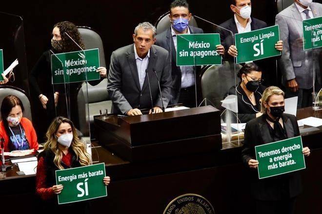 Acusan capricho de AMLO en reforma eléctrica