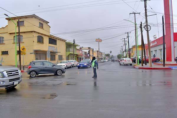 Alertan por accidentes en pavimento mojado