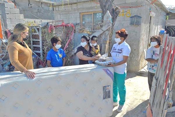 Apoyan familias con despensas y cobijas