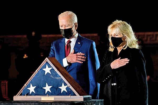Biden, Harris y legisladores despiden a policía muerto en asalto al Capitolio