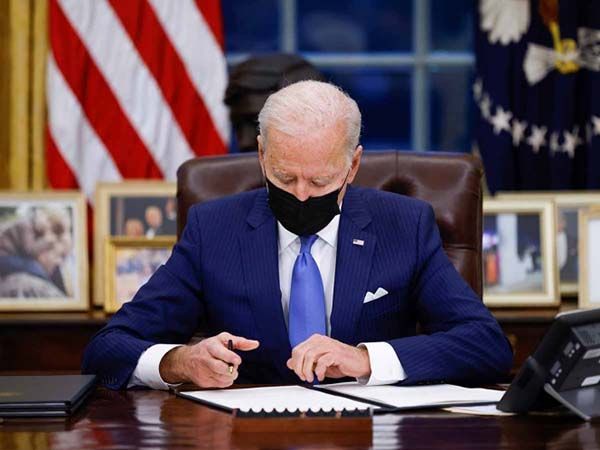 Biden firma nuevos decretos migratorios