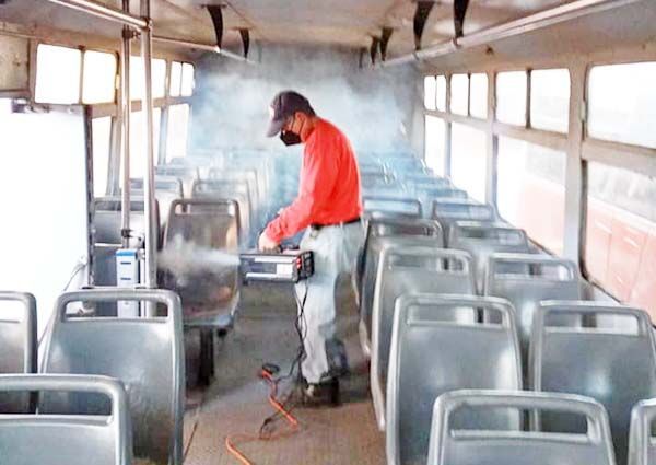 Desinfectan el transporte para proteger a usuarios