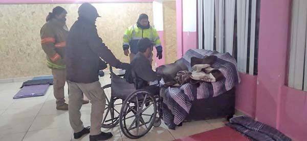 Migrante y discapacitado vagaba en medio del frío