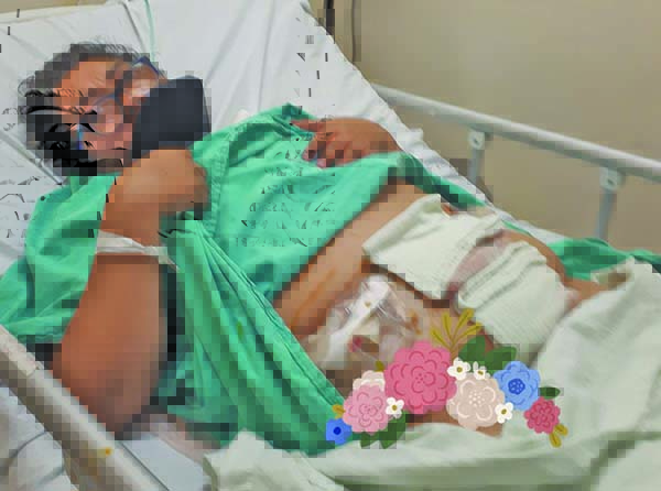 Clama ayuda mujer