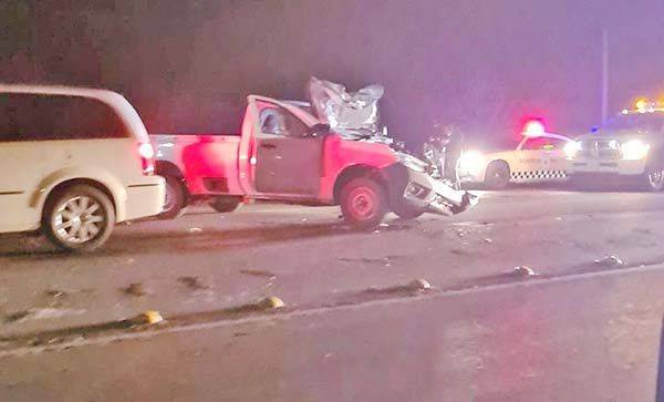 Destroza camioneta al chocar con caballo