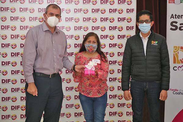 Entregan apoyos a mujeres con cáncer