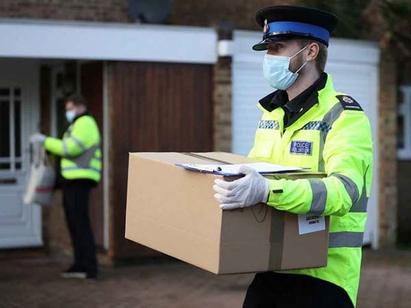 En Inglaterra se realizan pruebas covid casa por casa