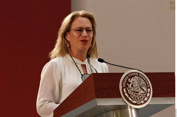 La cesan por influyente… la rescatan en embajada