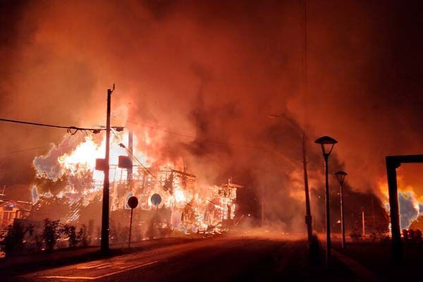 Incendian edificios municipales en Chile