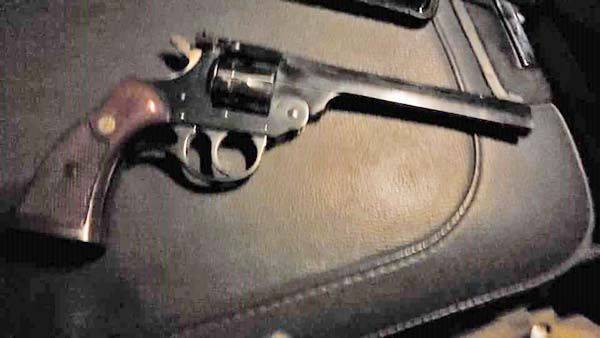 Golpea a su mujer y dispara su arma