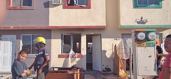Acaban pleito marital quemando su vivienda