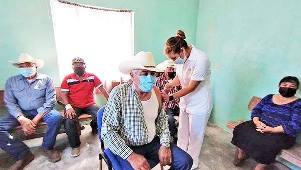 Vacunan a adultos mayores de ejidos