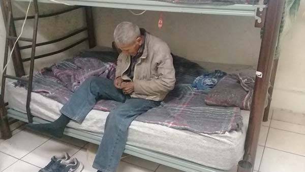 Rescatan a anciano; dormía en camioneta