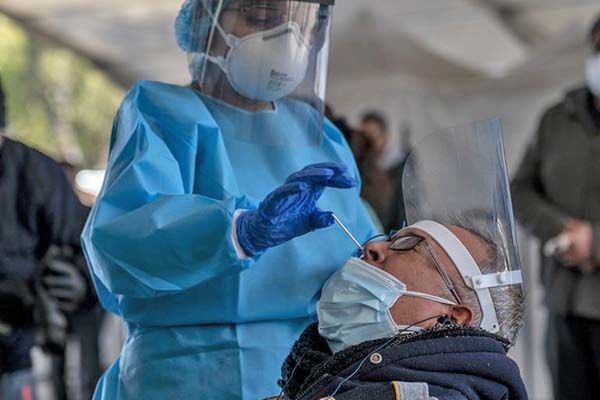 Descienden contagios; persisten fallecimientos