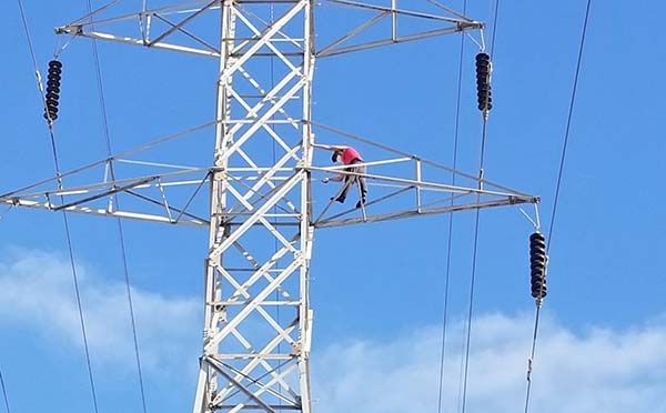 Salvan a suicida que intenta tirarse de torre