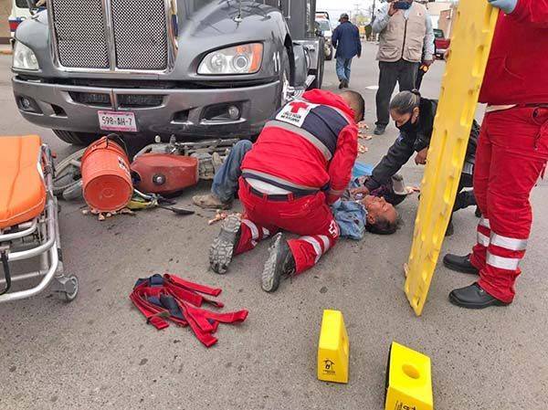 Lo embiste y arrastra tráiler… y ¡sobrevive!