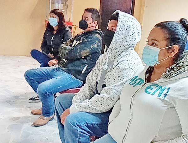 Asisten enamorados a las pláticas prematrimoniales