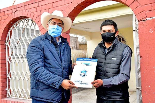Hace entrega el Alcalde de escrituras a domicilio