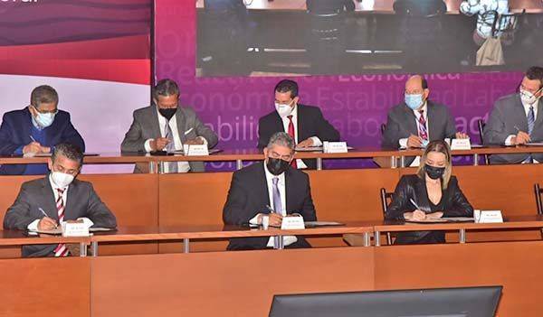 Firma Paredes el Pacto por Reactivación Laboral
