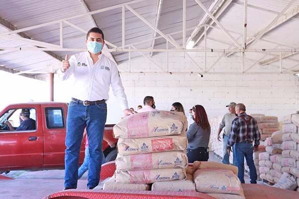 Entrega Julio Long cemento subsidiado