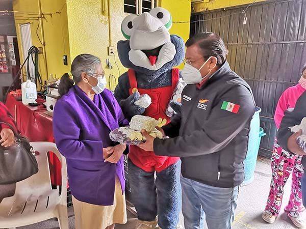 Entrega Oyervides apoyos alimenticios