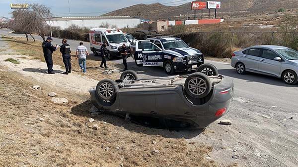 Se atraviesa camión  y provoca volcadura