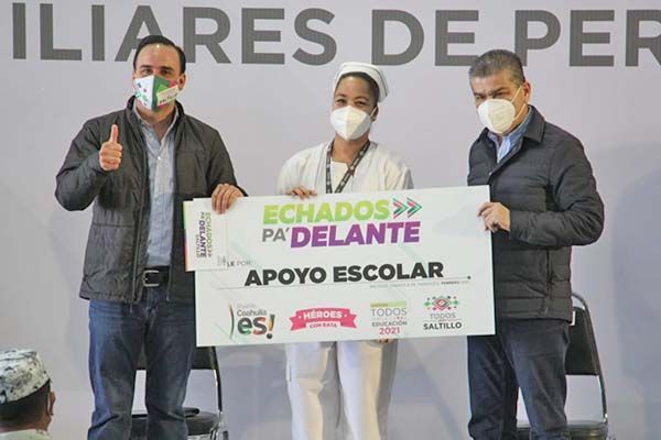 Entrega MARS becas escolares en Saltillo
