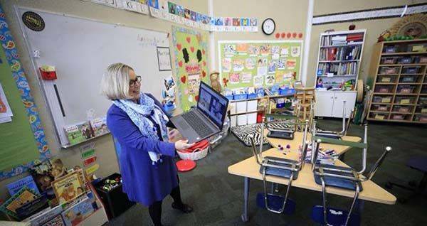 Maestros, fuente de contagios de COVID en escuelas: CDC