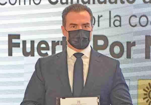 Adrián de la Garza protesta como candidato a gobernador de NL