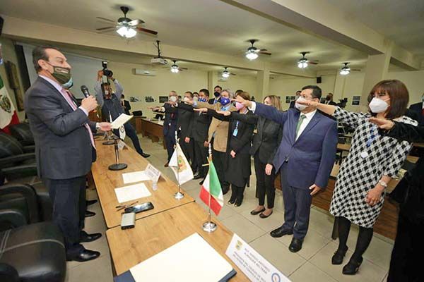 Toman protesta consejo del Colegio de Notarios