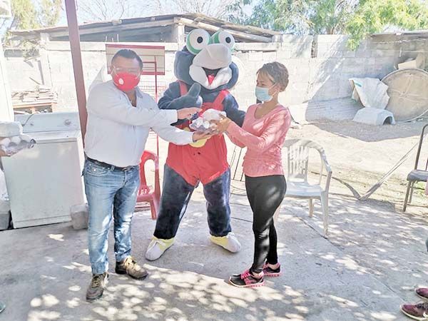 Entregan apoyos en el ejido 8 de Enero