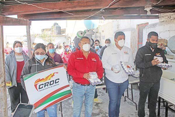Entrega Oyervides apoyos en la Borja