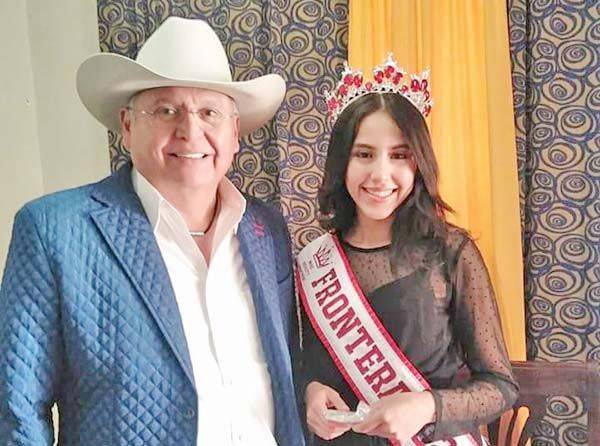 Apadrina Liñán a joven en concurso de belleza