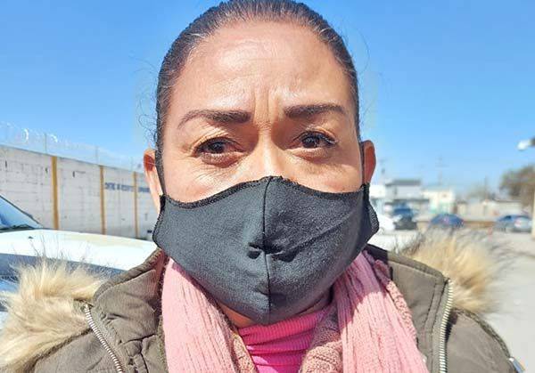 Deja en la calle a pareja e hijos
