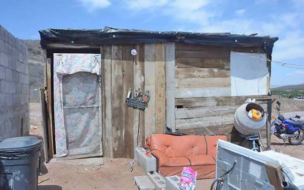 Enfrentarán onda fría en casitas de cartón