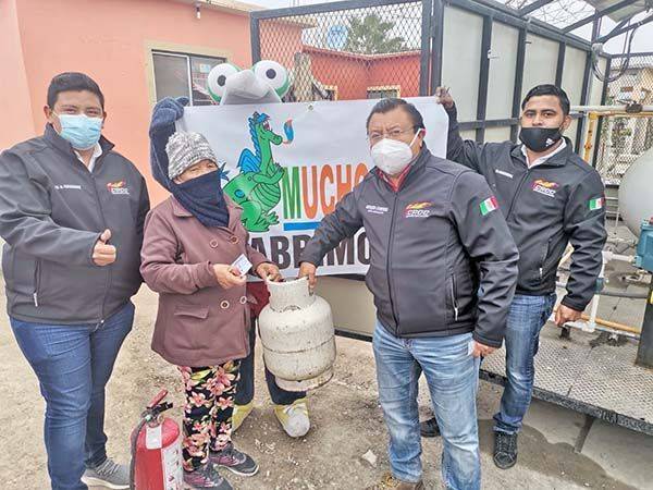 Apoyan a familias con vales de gas
