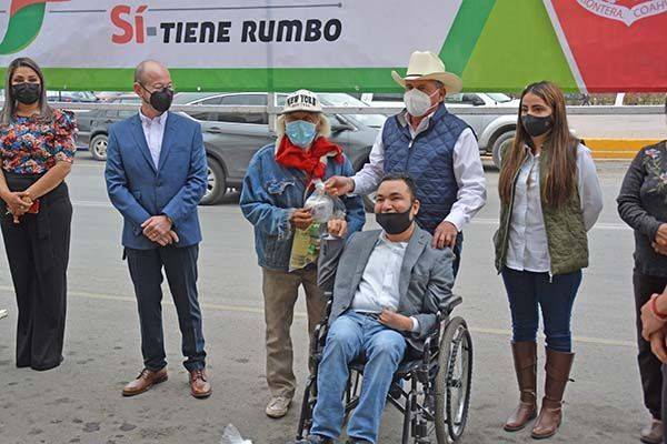 Entregan despensas a familias del CAM