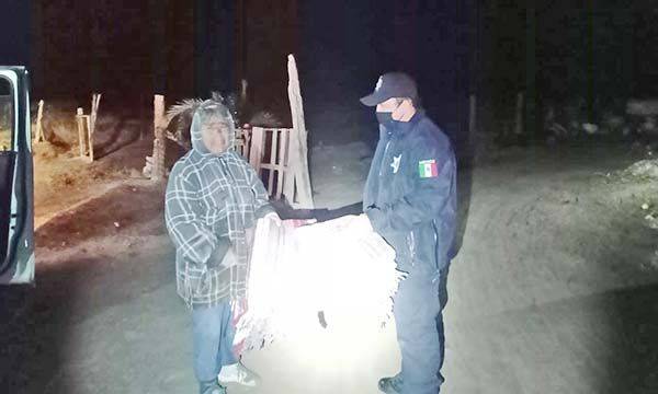 Llevan policías cobijas a los más vulnerables