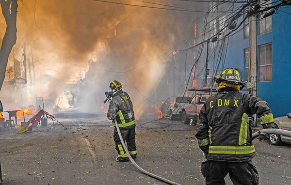 Incendio de pipa deja  12 lesionados y tres locales dañados